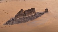 Adalah seorang fotografer Khaled Al Enazi yang menangkap gambar formasi yang tidak biasa itu menggunakan drone sambil merekam harta karun arkeologi di daerah Al-Ula Arab Saudi. Al-Ula merupakan sebuah daerah yang dikenal dengan struktur kuno yang dikatakan menyaingi kota Petra di Yordania. Foto: Khaled Zaad Al Enazi via CNN 