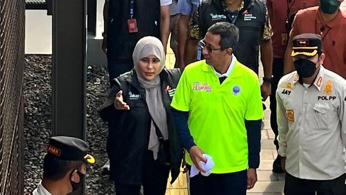 Direktur Utama JXB Novita Dewi (kiri)