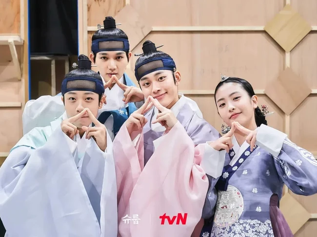 Drama Korea Under the Queens Umbrella