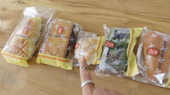 Dua Bule Cicip Lemper Holland Bakery, Begini Reaksinya