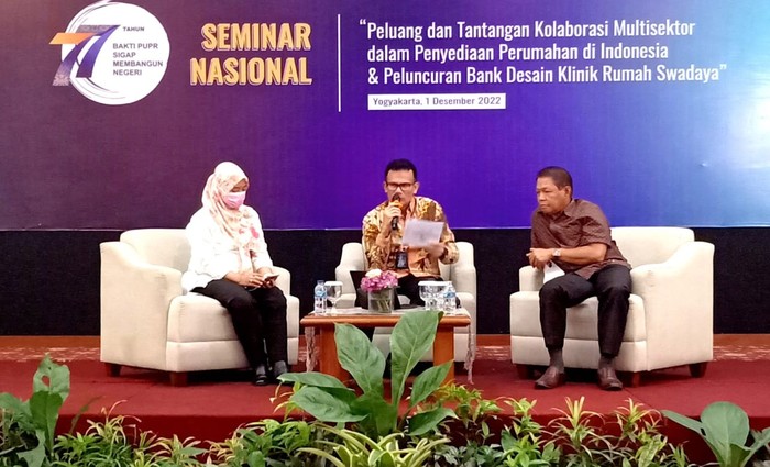 Direktur Finance PT Bank Tabungan Negara (Persero) Tbk. Nofry Rony Poetra (tengah), Akademisi Universitas Gadjah Mada Bobi Setiawan (kanan), dan Kepala Seksi Pelaksana Wilayah II BP2P Wilayah Jawa III Kementerian PUPR Enfy Diana Dewi (kiri) dalam acara Seminar Nasional “Peluang dan Tantangan Kolaborasi Multisektor dalam Penyediaan Perumahan di Indonesia & Peluncuran Bank Desain Klinik Rumah Swadaya” di Yogyakarta, pekan lalu.