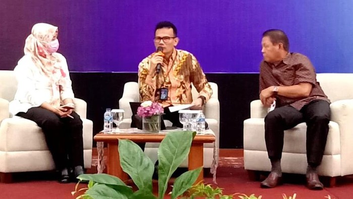 Dukung PUPR Genjot Program Klinik Rumah Swadaya Direktur Finance PT Bank Tabungan Negara (Persero) Tbk. Nofry Rony Poetra (tengah), Akademisi Universitas Gadjah Mada Bobi Setiawan (kanan), dan Kepala Seksi Pelaksana Wilayah II BP2P Wilayah Jawa III Kementerian PUPR Enfy Diana Dewi (kiri) dalam acara Seminar Nasional “Peluang dan Tantangan Kolaborasi Multisektor dalam Penyediaan Perumahan di Indonesia & Peluncuran Bank Desain Klinik Rumah Swadaya” di Yogyakarta, pekan lalu.