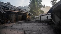 Seorang pria memeriksa sebuah rumah setelah letusan gunung berapi Semeru di desa Kajar Kuning di Lumajang, Senin (5/12/2022).  