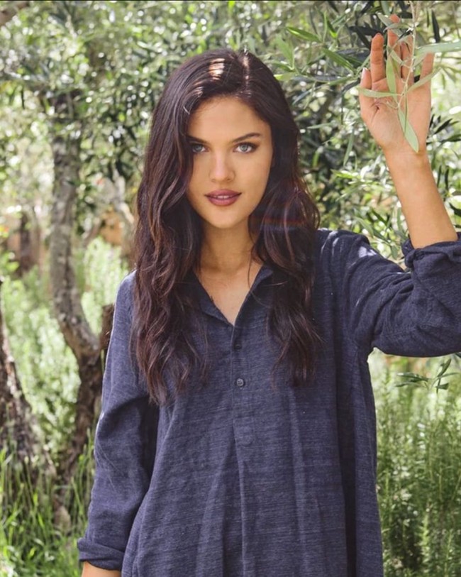 Berparas cantik dan berprofesi sebagai model juga membuatnya tidak pernah dianggap serius. Banyak orang mengira dirinya hanya bermodal tampang. Foto: Instagram/@emilyadonna