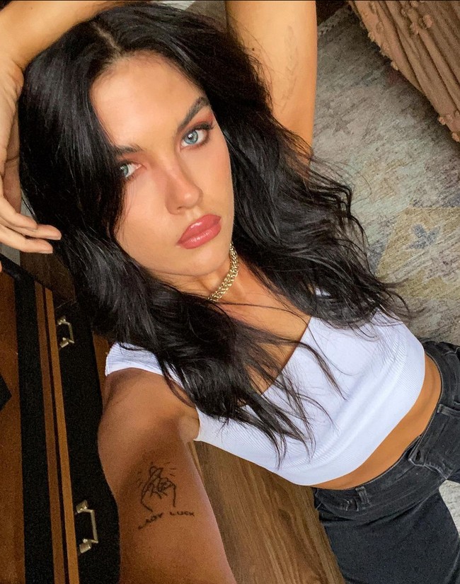 Dia pun merasa capek karena wajahnya. Saya sungguh capek menjadi cantik, tutur Emily. Foto: Instagram/@emilyadonna