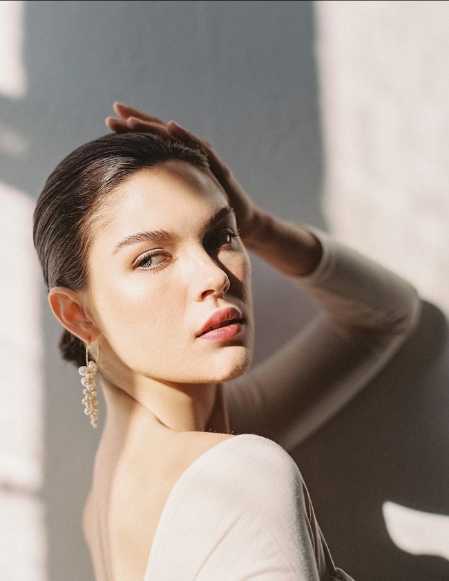 Emily Adonna, model sekaligus pebisnis, mengaku punya paras cantik berdampak negatif pada hidupnya.  Foto: Instagram/@emilyadonna