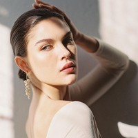 Emily Adonna, model sekaligus pebisnis, mengaku punya paras cantik berdampak negatif pada hidupnya.  Foto: Instagram/@emilyadonna