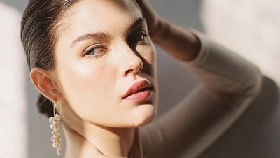 8 Potret Model yang Merasa Capek dan Terbebani karena Berwajah Cantik