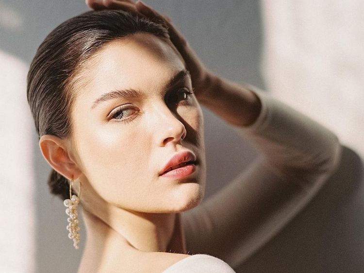 8 Potret Model yang Merasa Capek dan Terbebani karena Berwajah Cantik