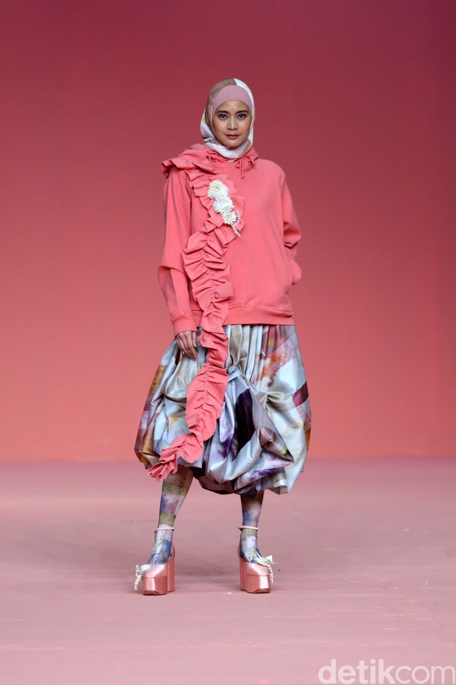 Koleksi busana terbaru Ria Miranda hadir dengan warna yang lebih bold karena terinspirasi ikan cupang. Foto: Agung Pambudhy/Detikcom.