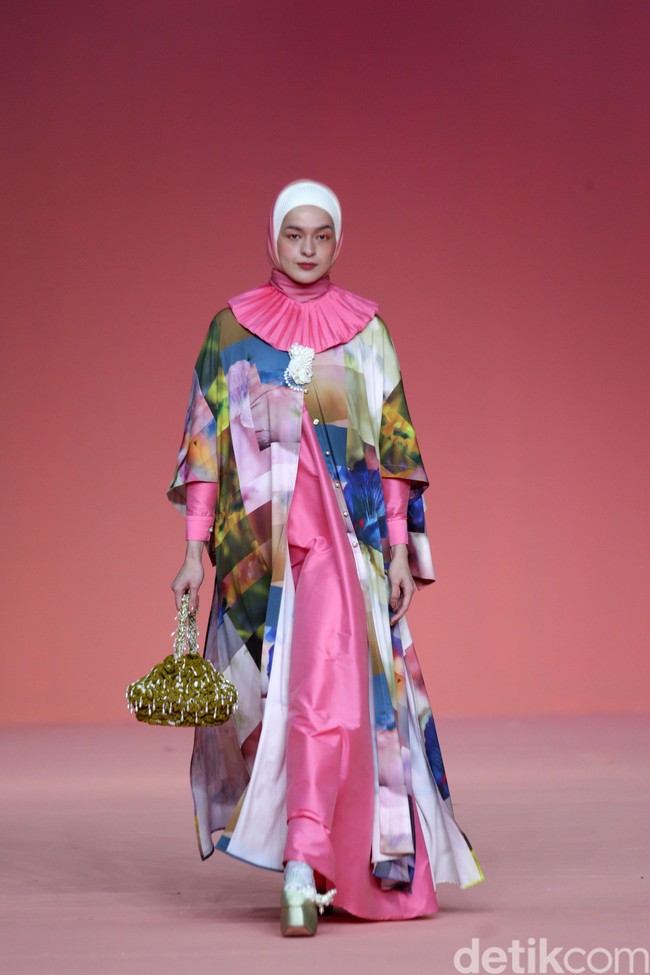 Koleksi busana terbaru Ria Miranda hadir dengan warna yang lebih bold karena terinspirasi ikan cupang. Foto: Agung Pambudhy/Detikcom.