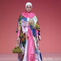 Koleksi busana terbaru Ria Miranda hadir dengan warna yang lebih bold karena terinspirasi ikan cupang. Foto: Agung Pambudhy/Detikcom.