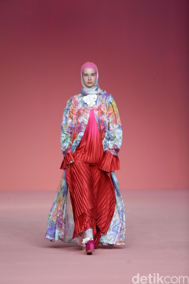 Koleksi busana terbaru Ria Miranda hadir dengan warna yang lebih bold karena terinspirasi ikan cupang. Foto: Agung Pambudhy/Detikcom.