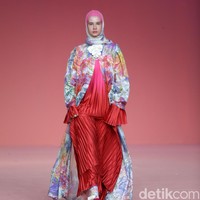 Koleksi busana terbaru Ria Miranda hadir dengan warna yang lebih bold karena terinspirasi ikan cupang. Foto: Agung Pambudhy/Detikcom.