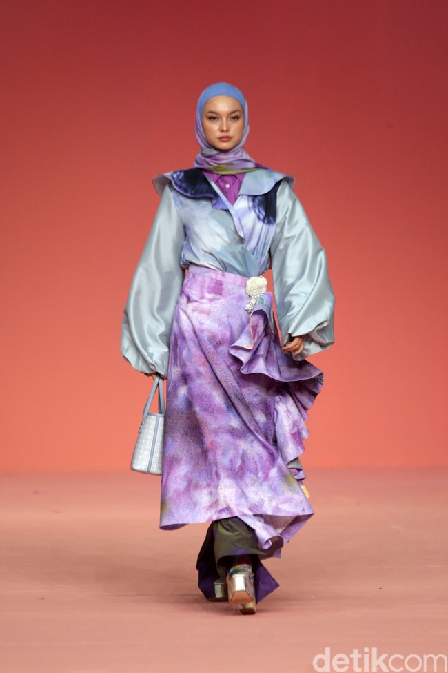 Koleksi busana terbaru Ria Miranda hadir dengan warna yang lebih bold karena terinspirasi ikan cupang.  Foto: Agung Pambudhy/Detikcom.