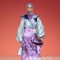 Koleksi busana terbaru Ria Miranda hadir dengan warna yang lebih bold karena terinspirasi ikan cupang.  Foto: Agung Pambudhy/Detikcom.