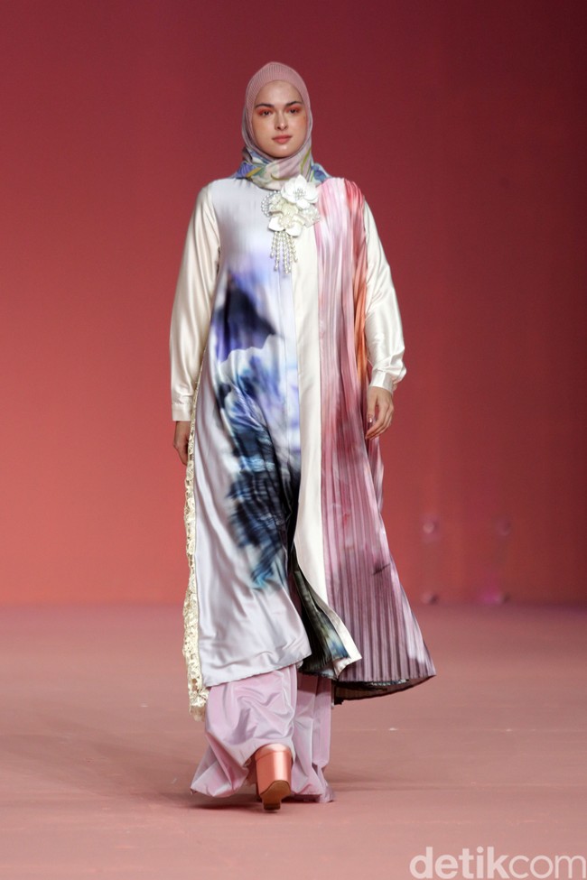 Koleksi busana terbaru Ria Miranda hadir dengan warna yang lebih bold karena terinspirasi ikan cupang. Foto: Agung Pambudhy/Detikcom.