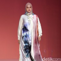 Koleksi busana terbaru Ria Miranda hadir dengan warna yang lebih bold karena terinspirasi ikan cupang. Foto: Agung Pambudhy/Detikcom.