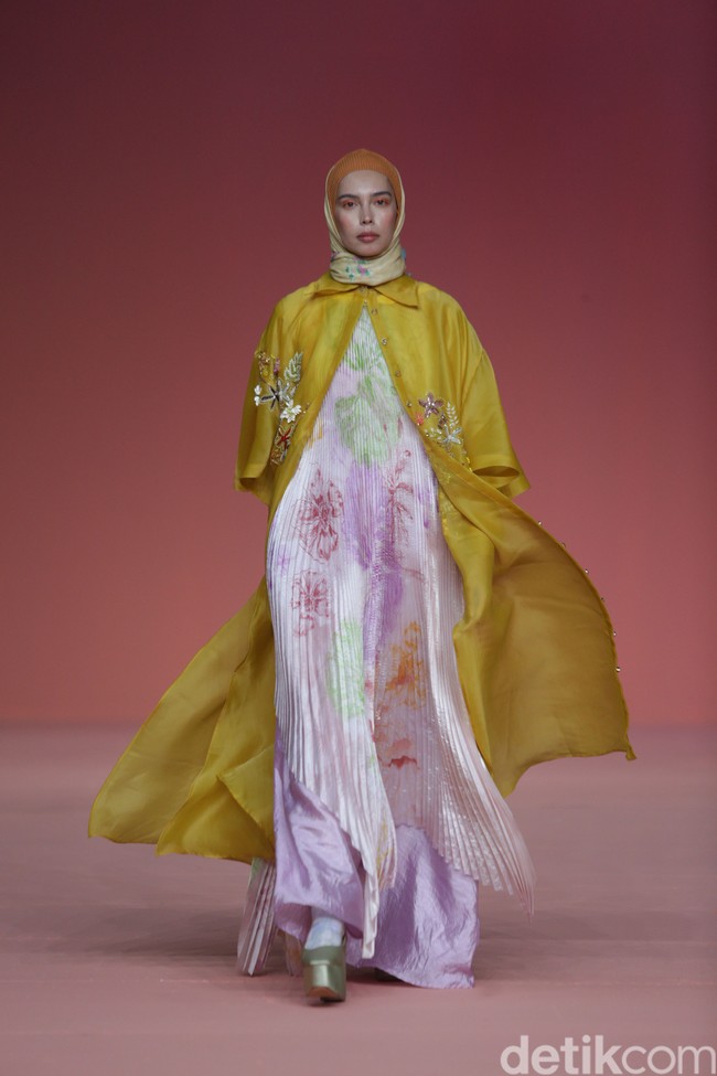 Koleksi busana terbaru Ria Miranda hadir dengan warna yang lebih bold karena terinspirasi ikan cupang.  Foto: Agung Pambudhy/Detikcom.