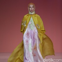 Koleksi busana terbaru Ria Miranda hadir dengan warna yang lebih bold karena terinspirasi ikan cupang.  Foto: Agung Pambudhy/Detikcom.