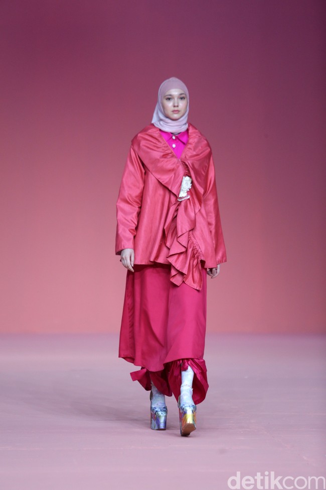 Koleksi busana terbaru Ria Miranda hadir dengan warna yang lebih bold karena terinspirasi ikan cupang.  Foto: Agung Pambudhy/Detikcom.