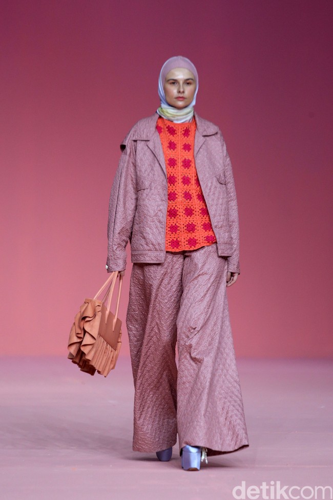 Koleksi busana terbaru Ria Miranda hadir dengan warna yang lebih bold karena terinspirasi ikan cupang. Foto: Agung Pambudhy/Detikcom.