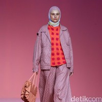 Koleksi busana terbaru Ria Miranda hadir dengan warna yang lebih bold karena terinspirasi ikan cupang. Foto: Agung Pambudhy/Detikcom.