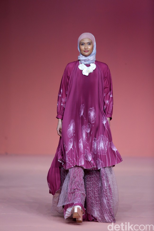 Koleksi busana terbaru Ria Miranda hadir dengan warna yang lebih bold karena terinspirasi ikan cupang.  Foto: Agung Pambudhy/Detikcom.