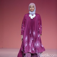 Koleksi busana terbaru Ria Miranda hadir dengan warna yang lebih bold karena terinspirasi ikan cupang.  Foto: Agung Pambudhy/Detikcom.