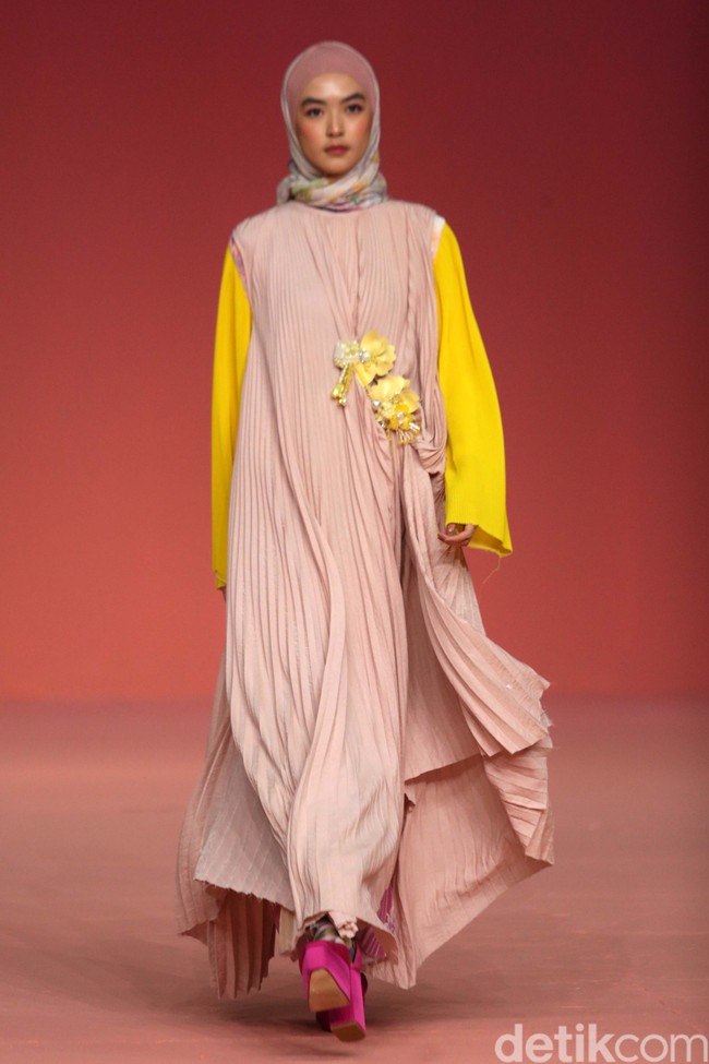 Koleksi busana terbaru Ria Miranda hadir dengan warna yang lebih bold karena terinspirasi ikan cupang. Foto: Agung Pambudhy/Detikcom.