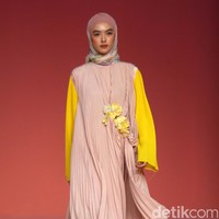 Koleksi busana terbaru Ria Miranda hadir dengan warna yang lebih bold karena terinspirasi ikan cupang. Foto: Agung Pambudhy/Detikcom.