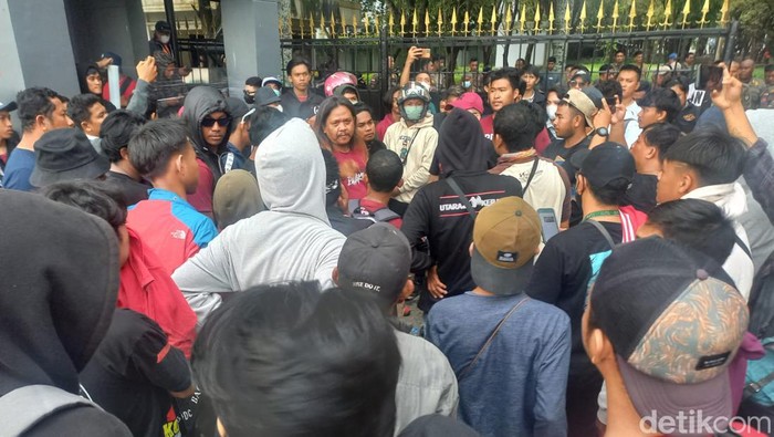 Gabungan Komunitas Suporter PSM Makassar yang tergabung dalam Aliansi Peduli Mattoanging menggeruduk Kantor Gubernur Sulawesi Selatan (Sulsel). Mereka menuntut kejelasan pembangunan Stadion Mattoanging.