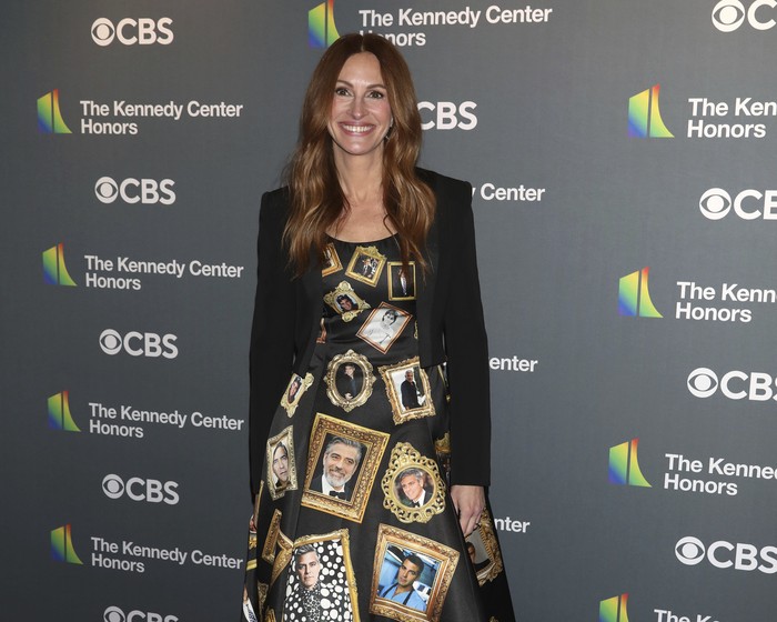 Gaya Julia Roberts Dukung George Clooney di Kennedy Center Honors 2022 Julia Roberts arrives at the Kennedy Center Honors on Sunday, Dec. 4, 2022, at The Kennedy Center in Washington. (Photo by Greg Allen/Invision/AP)