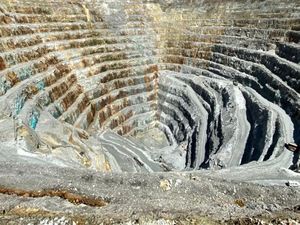Freeport Hentikan Produksi, Fokus Cari 5 Pekerja Hilang di Grasberg