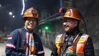 Terlihat Sri Mulyani juga berfoto bersama Presdir Freeport Indonesia Tony Wenas.