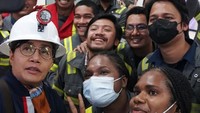 Sri Mulyani juga sempat selfie bersama para pekerja di tambang bawah tanah tersebut.