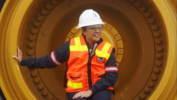 Gaya Sri Mulyani di Salah Satu Tambang Emas Terbesar Dunia Menteri Keuangan Sri Mulyani berkunjung ke tambang emas Grasberg, Freeport di Mikika, Papua. Begini gayanya.