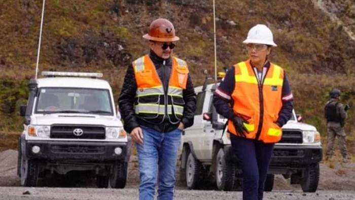 Menteri Keuangan Sri Mulyani berkunjung ke tambang emas Grasberg, Freeport di Mikika, Papua. Begini gayanya.