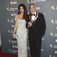 George Clooney dan Amal Clooney memulai tahun 2026 dengan status baru. Dilansir Prancis Journal officiel, pasangan tersebut bersama anak-anak mereka telah dinaturalisasi dan diberi kewarganegaraan Prancis. Foto: Greg Allen/Invision/AP/Greg Allen