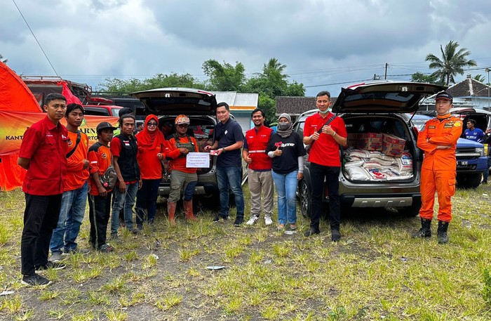 Gunung Semeru kembali ‘batuk’ dan mengeluarkan awan panas yang memaksa ribuan warga sekitar terdampak harus menyelamatkan diri. Gerak cepat bantuan pun disalurkan.
