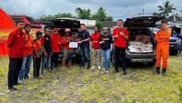 Kebutuhan mendesak lainnya dari pengungsi yakni pampers, tissue kering, tissue basah, masker, bantal, tikar, susu UHT dan obat-obatan ringan. Sedangkan para relawan membutuhkan masker, APD, senter, helm dan lampu emergency yang memang terbilang sangat penting agar bisa dipakai saat bertugas membantu para pengungsi. Sementara jumlah pengungsi di Posko Pengungsian Utama saat ini ada sekitar 460 orang. Pada 4 Desember 2021 lalu, jumlah pengungsi erupsi Semeru mencapai 2.100 orang.