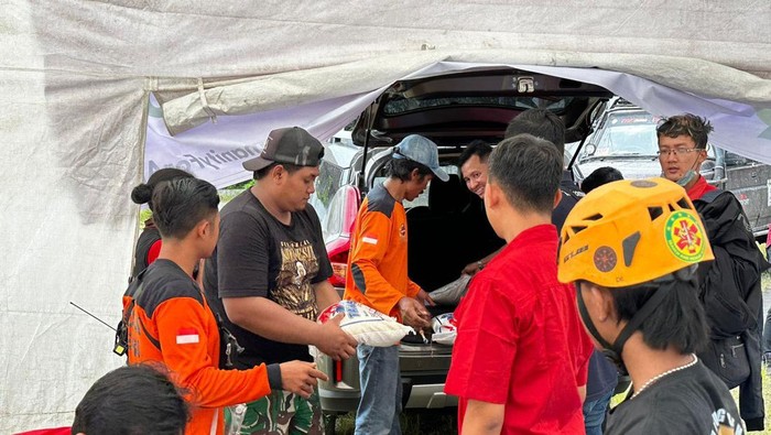 Gerak Cepat Bantu Pengungsi Erupsi Semeru Gunung Semeru kembali ‘batuk’ dan mengeluarkan awan panas yang memaksa ribuan warga sekitar terdampak harus menyelamatkan diri. Gerak cepat bantuan pun disalurkan.