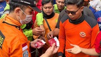 Telkomsel sedikitnya menyalurkan bantuan awal berupa 250 kg beras, 20 dus mie instan, 100 voucher fisik 2.5GB khusus untuk relawan dan petugas serta 20 SP 3GB untuk membantu kelancaran relawan dan petugas dalam menangani korban bencana erupsi. Sedangkan kondisi network quality Telkomsel di wilayah Lumajang dan area yang terdampak erupsi, alhamdulillah tetap bagus untuk coverage Posko Utama.