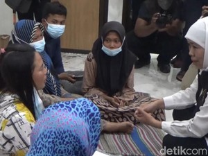 Jenguk Pengungsi Semeru, Khofifah Akan Dirikan Dapur Umum di Pronojiwo