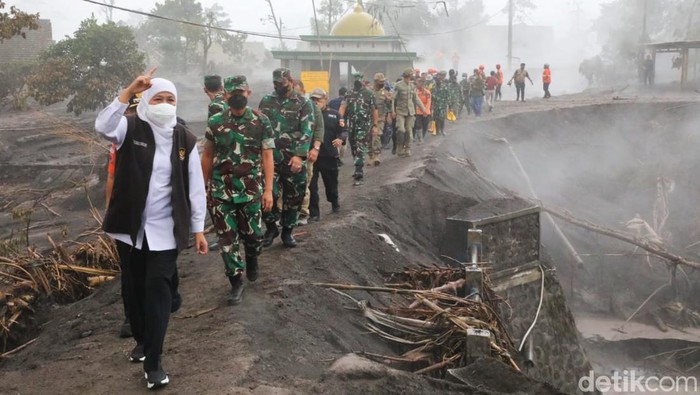 gubernur khofifah meninjau lokasi pengungsian semeru