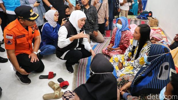 gubernur khofifah meninjau lokasi pengungsian semeru