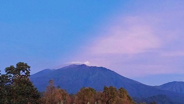 Mount Raung emits white smoke