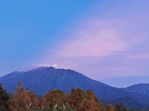 Gunung Raung Keluarkan Asap Putih, PVMBG Tegaskan Tak Terkait Erupsi Semeru