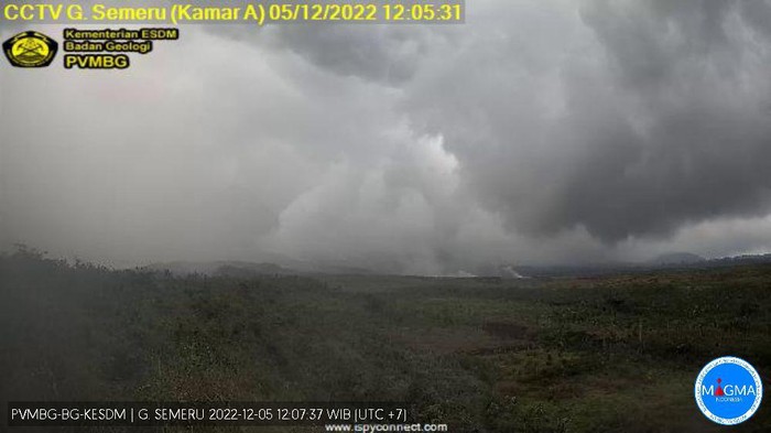 Gunung Semeru erupsi hari ini sekitar pukul 11.31 WIB Senin (5/12/2022)
