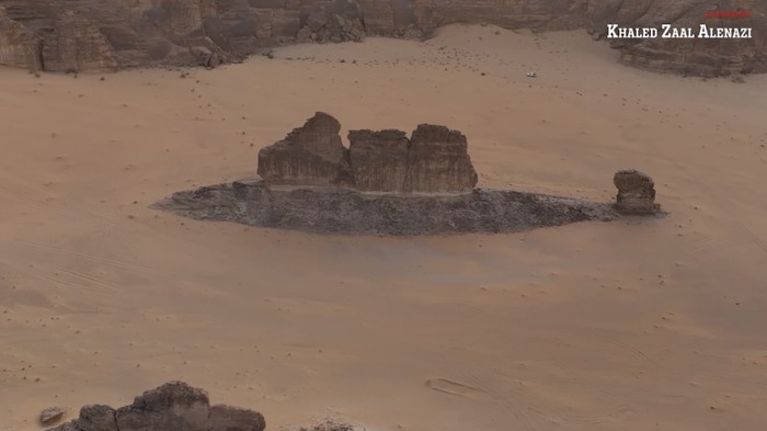 Fotografer Khaled Al Enazi menangkap formasi batuan yang mirip ikan raksasa di gurun Arab Saudi.